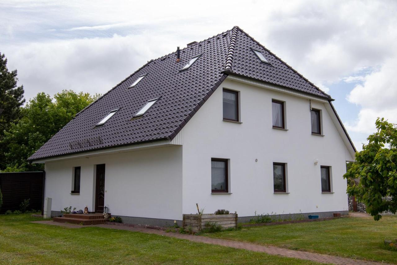 Urlaubs-Appartement Am Dorfrand Wieck Exterior photo